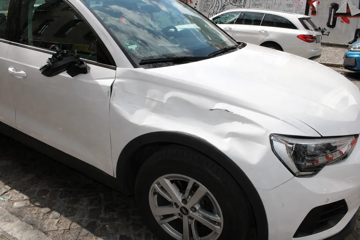 Gesamtaufnahme eines Audi mit Schaden an der vorderen linken Fahrzeugseite