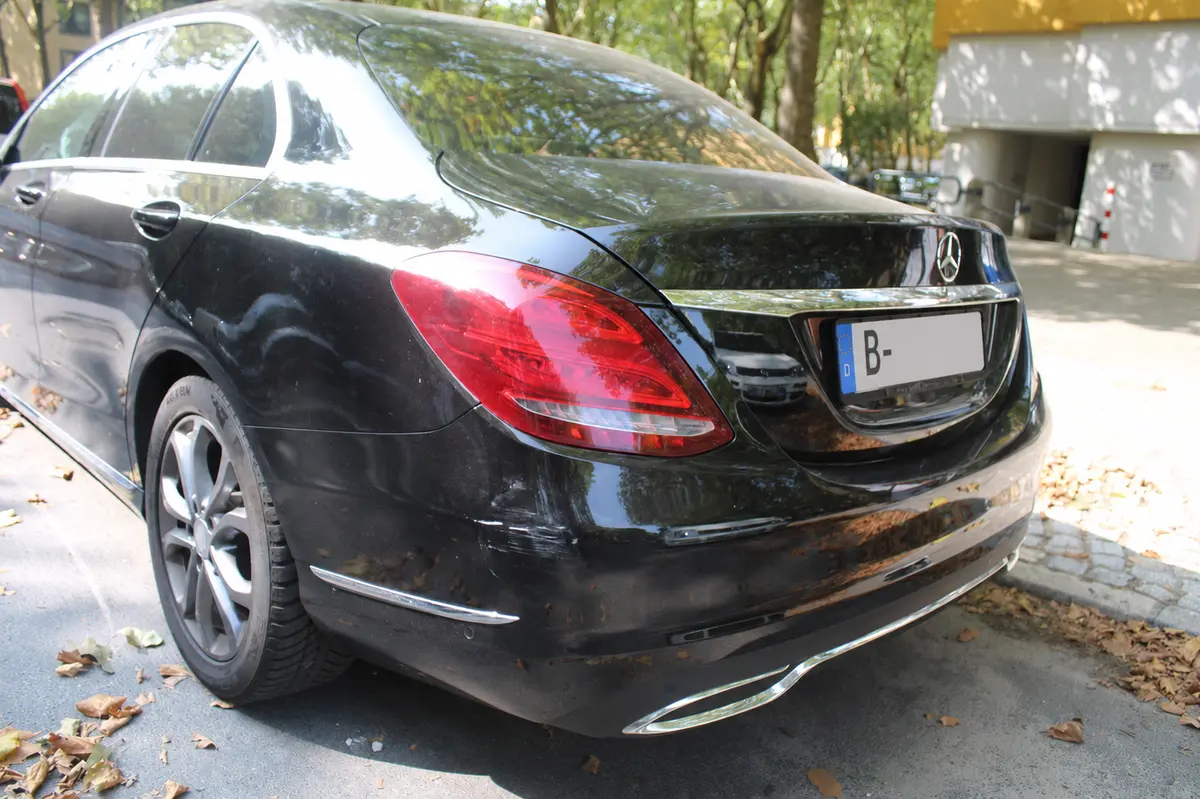 Anonymisierte Gesamtaufnahme eines Mercedes mit Heckschaden