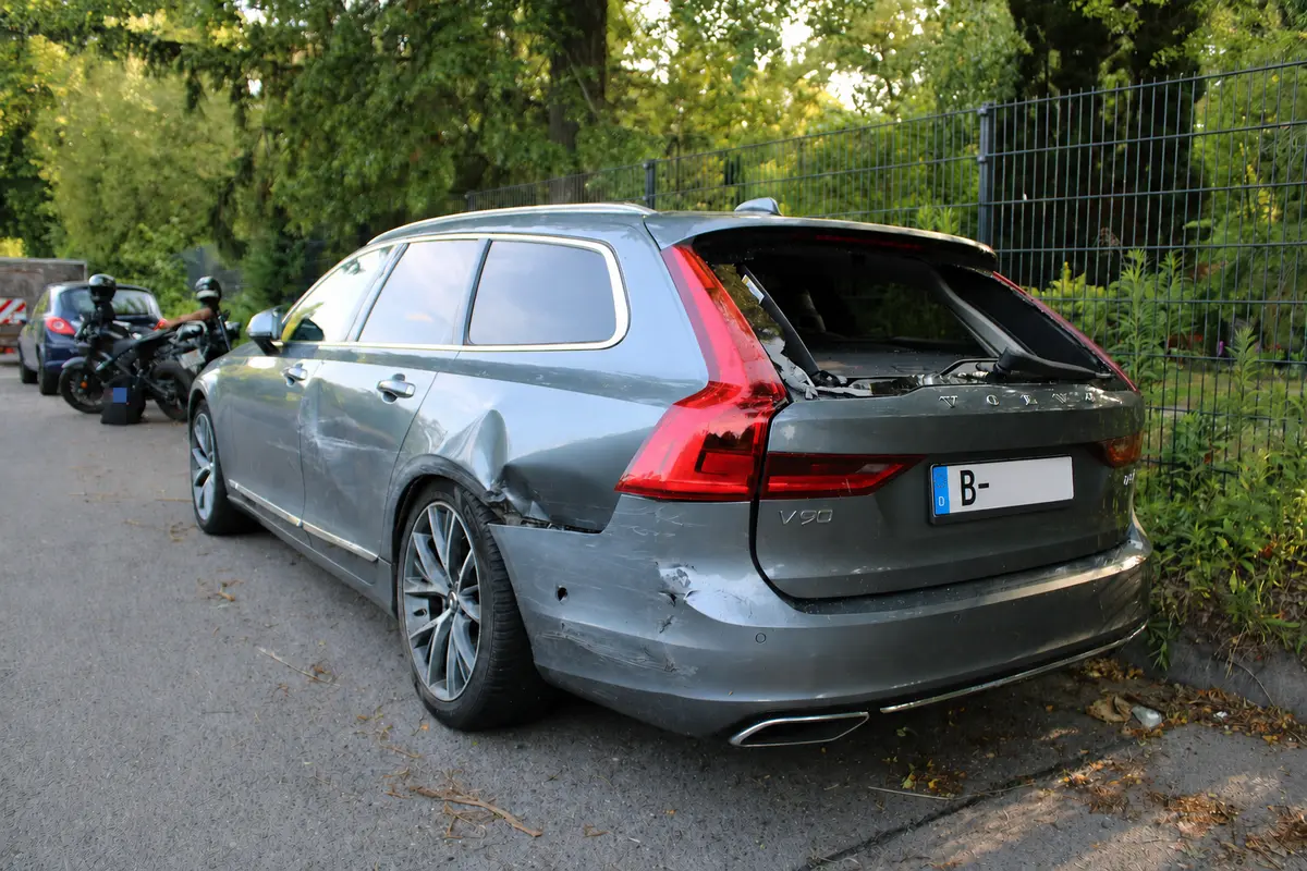 Anonymisierte Gesamtaufnahme eines Volvo mit Seiten- und Heckschaden